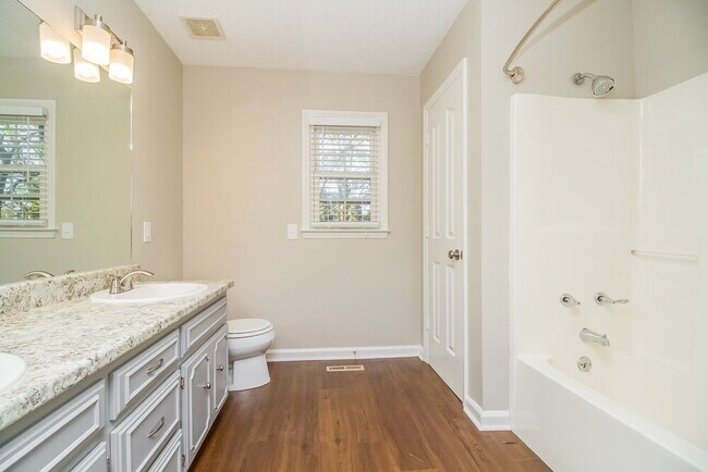 Building Photo - 606 Knollwood Dr