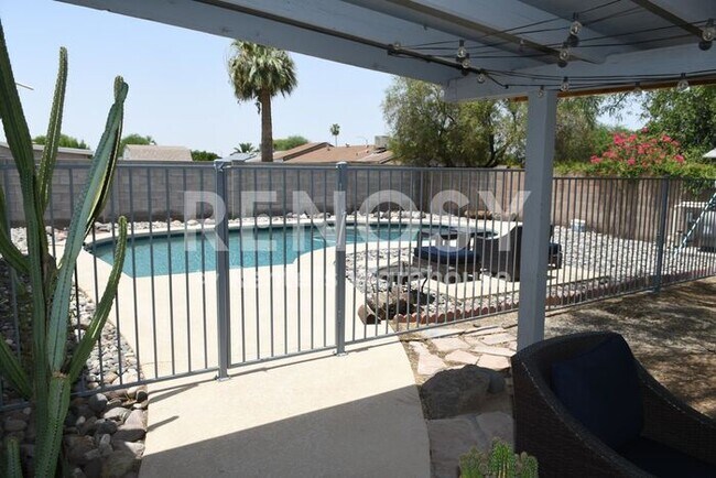Building Photo - Updated 3 BD/2 BA/2 CG Home w/Pool Near Thunderbird & I-17 in Phoenix!
