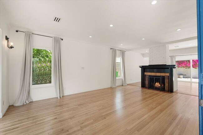 Building Photo - This beautifully updated 4-Bed, 2-Bath Hom...