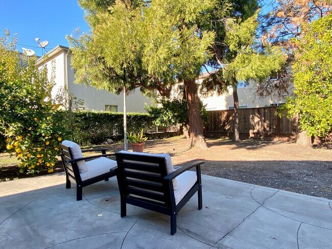 Building Photo - Updated Bungalow located in Downtown Redwood City & 15 miles from SF International Airport