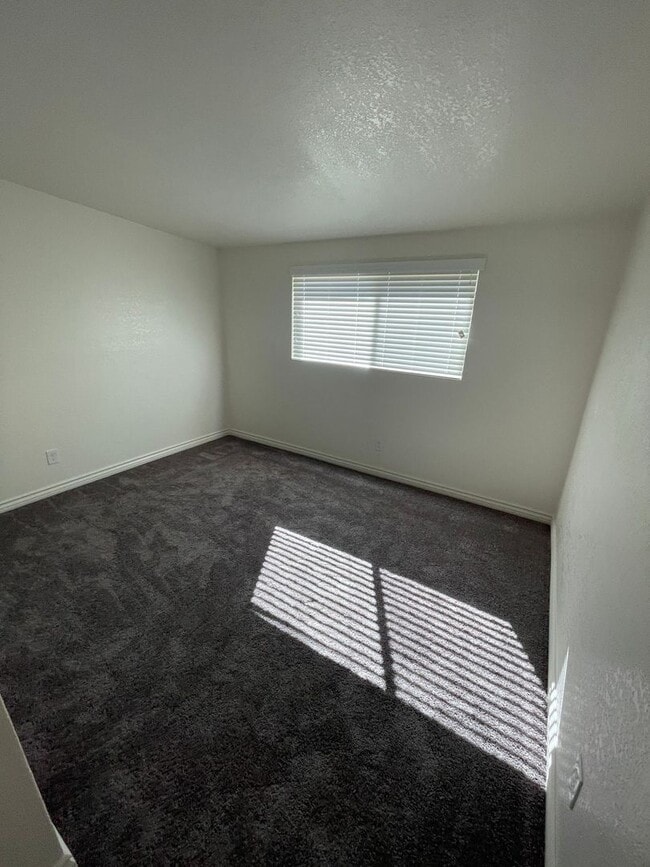 Building Photo - 3 BEDROOM HESPERIA HOME