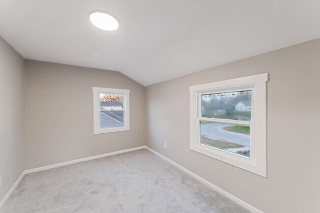 Building Photo - Beautifully renovated 5-bedroom, 2 full bath home ready for move-in!  1st month's rent is FREE!*