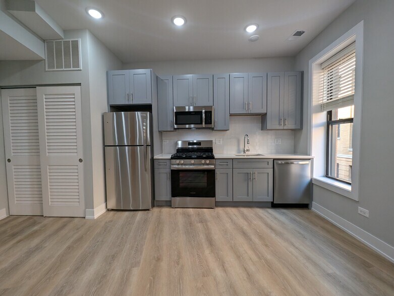Building Photo - 421 W Belden