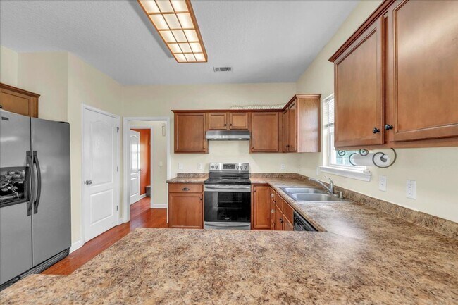 Building Photo - Spacious 4 Bed, 2.5 Bath in White Oak