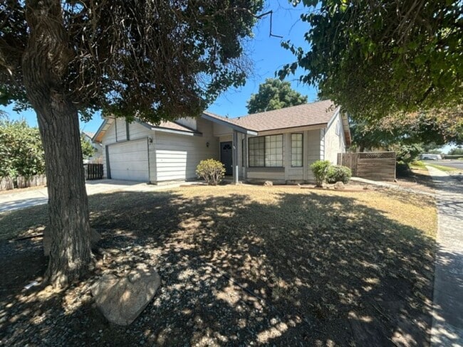 Building Photo - 3 bedroom 2 bathroom in Desirable SW Visalia!