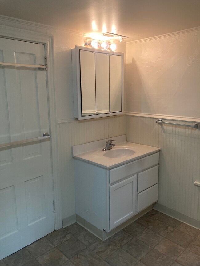 Building Photo - 1167 Main St