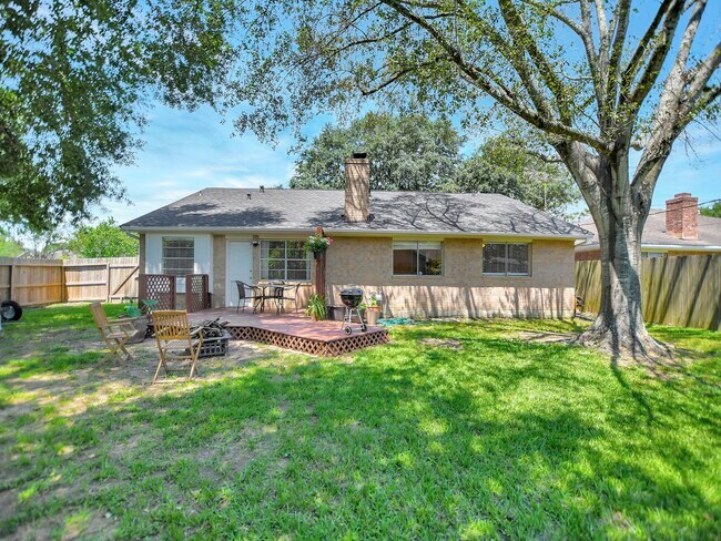 Building Photo - 21902 Meadowhill Dr