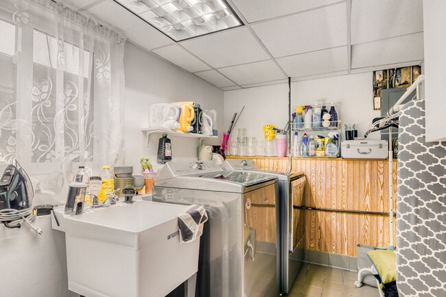 Building Photo - 7642 W 92nd Pl