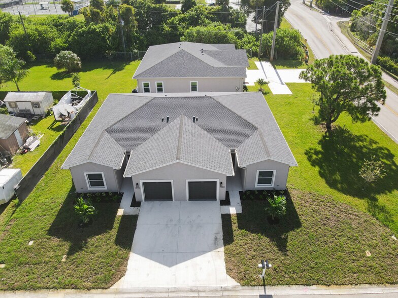 Building Photo - 1388 NW Charlie Green Dr
