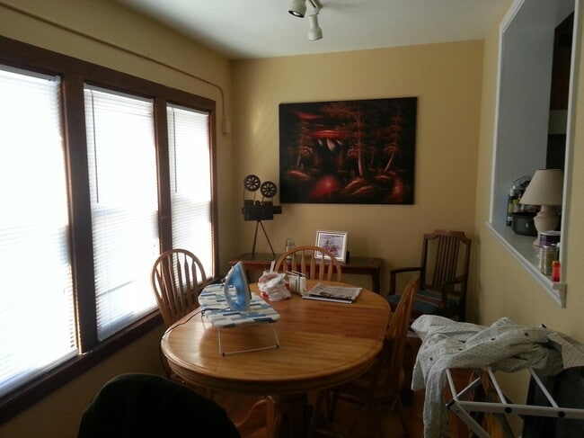 Building Photo - 1823 W Cornelia Ave