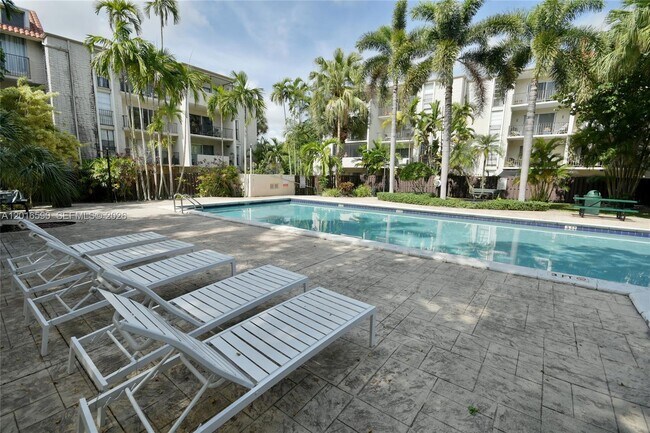 Building Photo - 6884 N Kendall Dr
