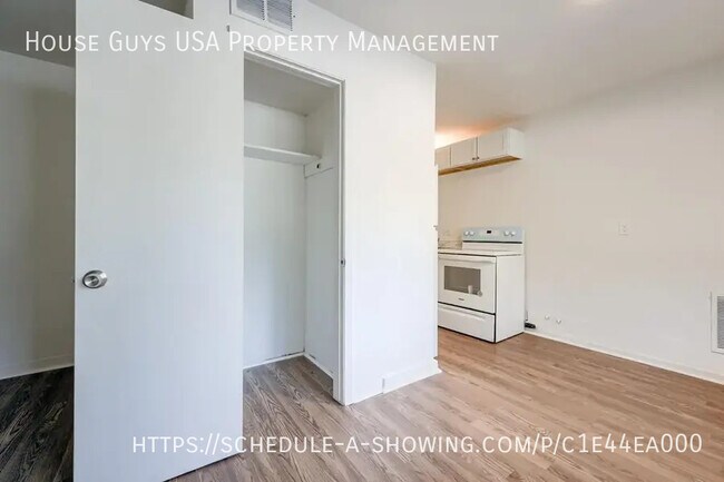 Building Photo - 15216 Bellaire Ave