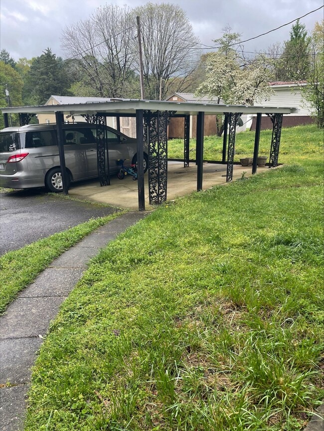 Building Photo - 713 S Cedar St