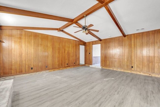 Building Photo - AVAILABLE NOW! (SECTION 8 ACCEPTED)