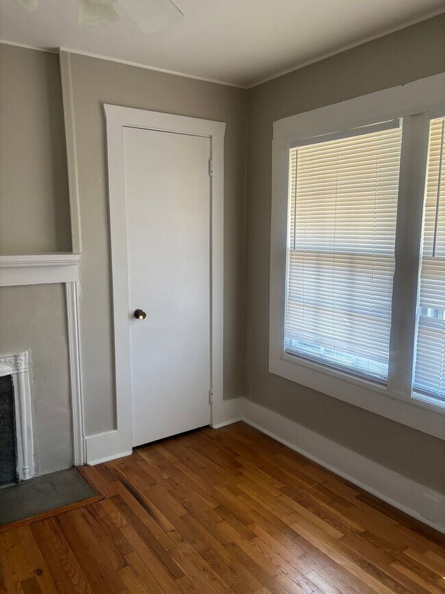 Building Photo - Single Family Home, 2 bed/1 bath $1,200 One-Story