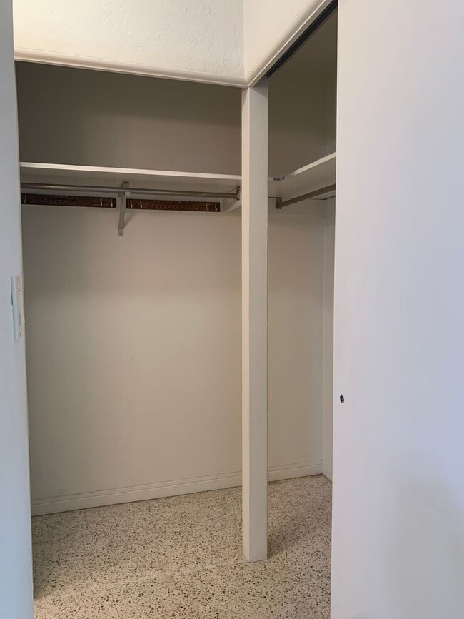 Building Photo - 3 Bedroom 2 Bath Spacious Home in Holiday Park