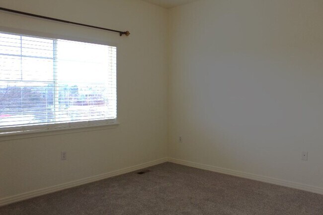 Building Photo - Beautiful 3 BR/3 1/2 BA Townhouse in Stonegate!!