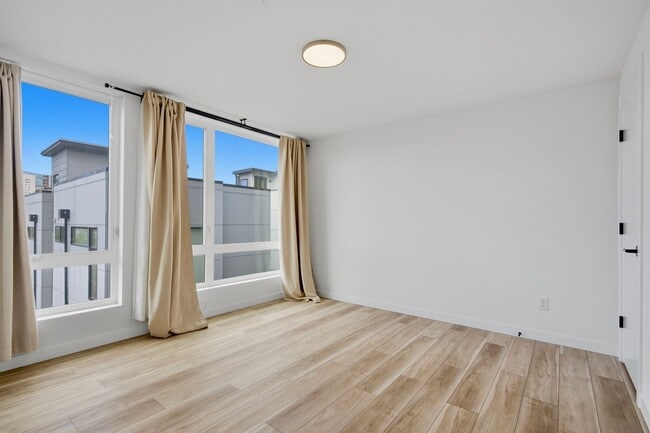 Building Photo - 3B3B cozy townhome