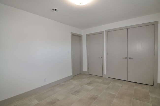 Building Photo - 924 10th Ave