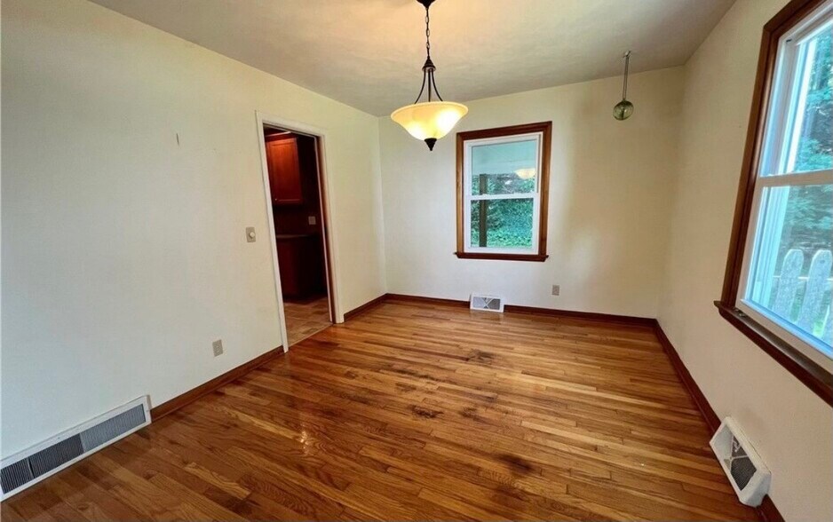 Building Photo - 4 Pinecrest Dr