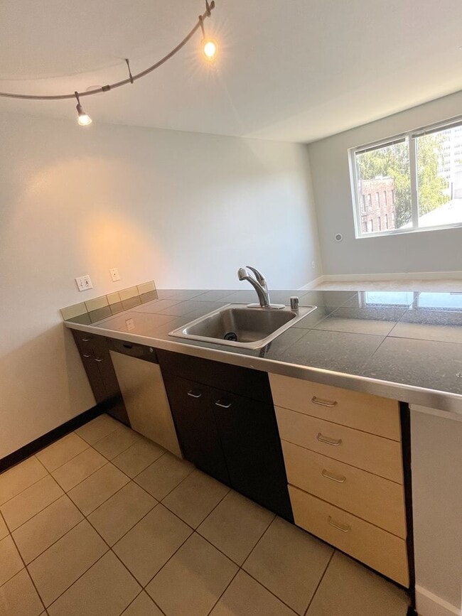 Building Photo - Cozy Urban 1BD/1BTH Condo for Lease in Belltown!