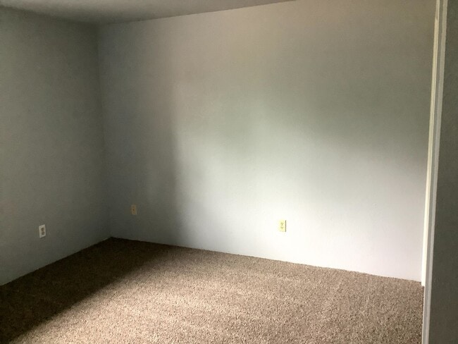 Building Photo - 2-Bedroom 1 1/2 bathroom townhouse in Springfield