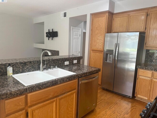 Building Photo - 3162 Golden Crest Common