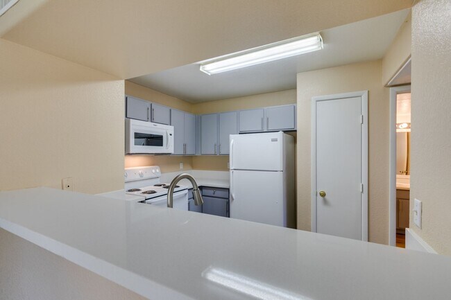 Building Photo - Beautiful 2Bed/2Bath First Floor Condo located in Silverado Ranch