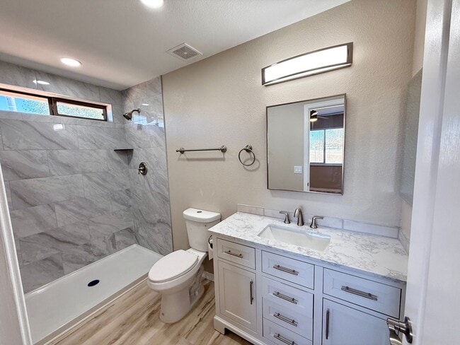 Building Photo - Beautifully Updated 3 Bedroom, 2 Bathroom ...