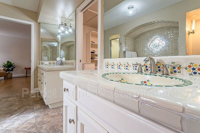 Building Photo - 8602 E Vista Del Lago