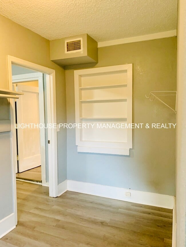 Building Photo - Cozy 2 Bed/1 Bath Home with Fenced Yard!