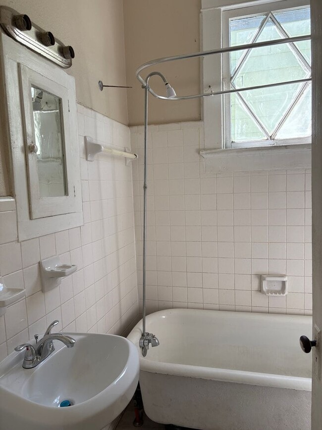 Building Photo - 3012 Delachaise St