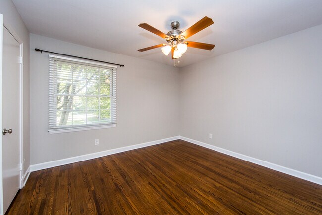 Building Photo - Charming 2BD/1BA Townhouse at Cotswold!