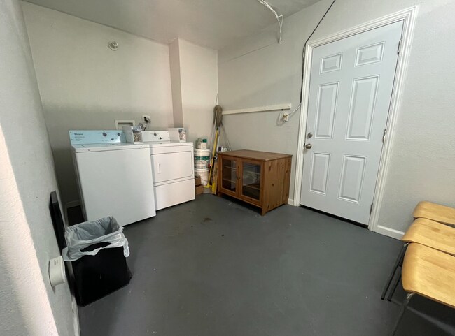 Building Photo - 2515 Ivy Dr