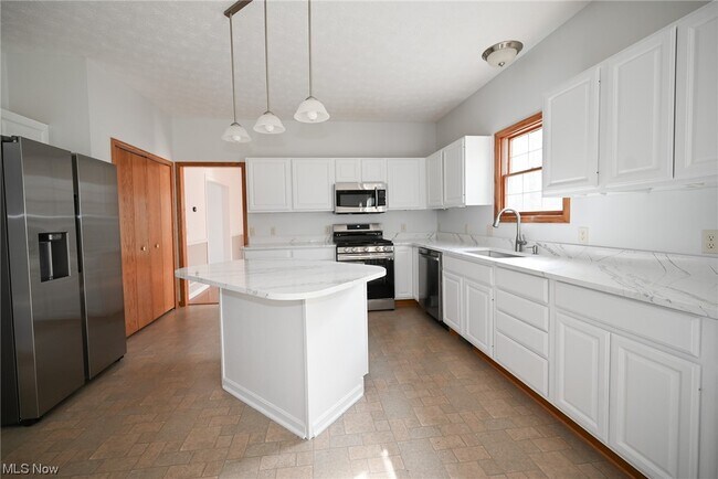 Building Photo - 320 Chadwick Dr