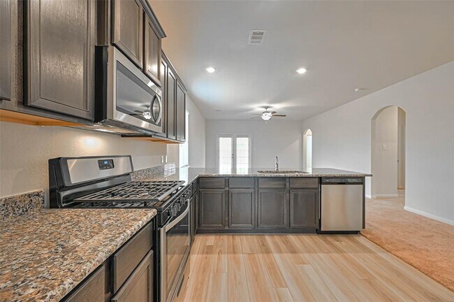 Building Photo - 553 Amberwood Pk Dr