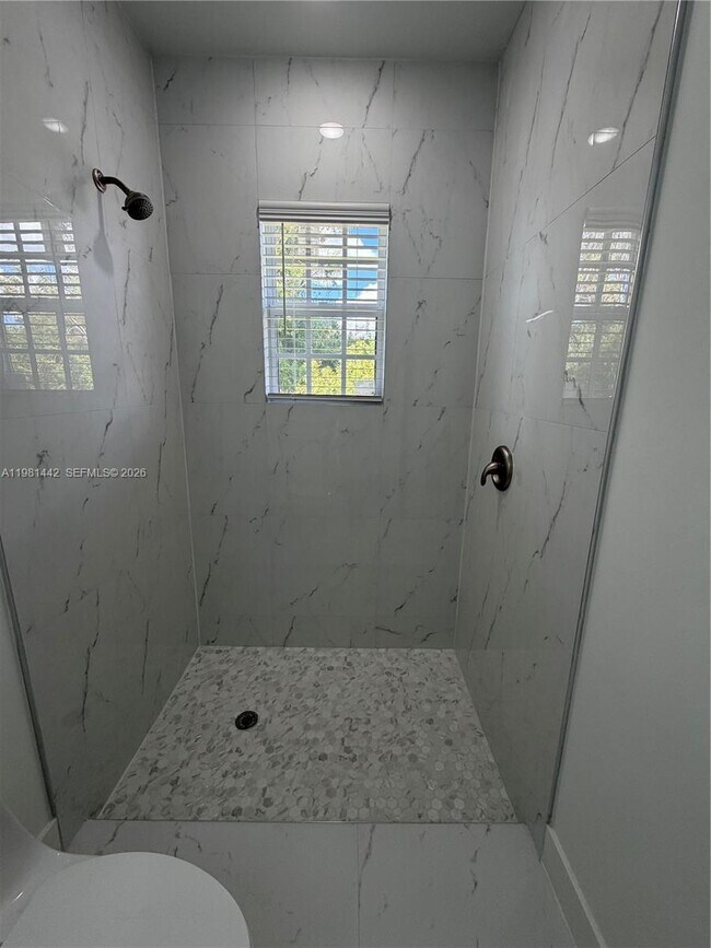 Building Photo - 721 Ivan Ave S