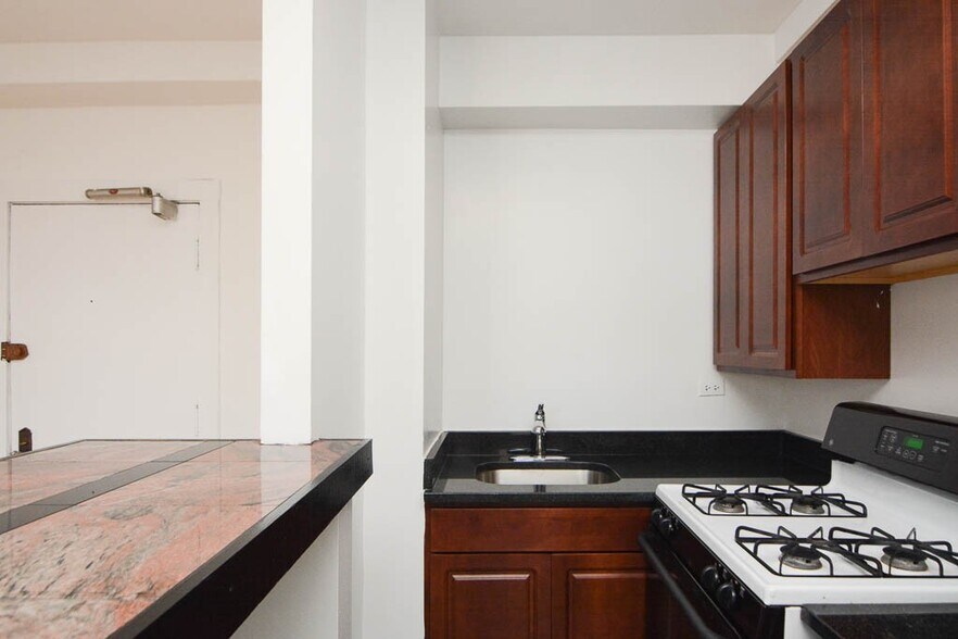 Building Photo - 941 W Carmen Ave