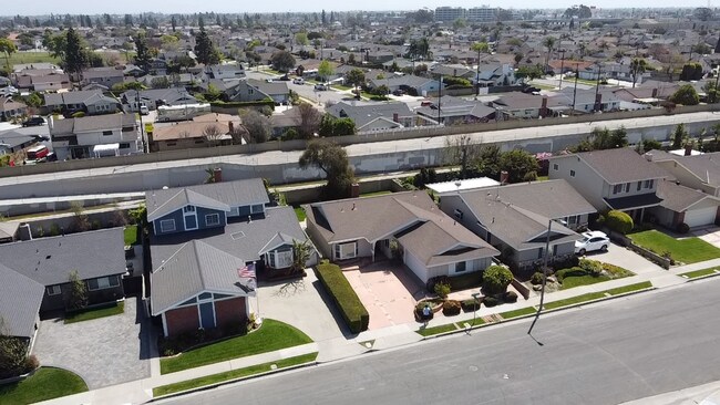 Building Photo - Single Level 4 Bedroom 2 Bath Home in Seal...