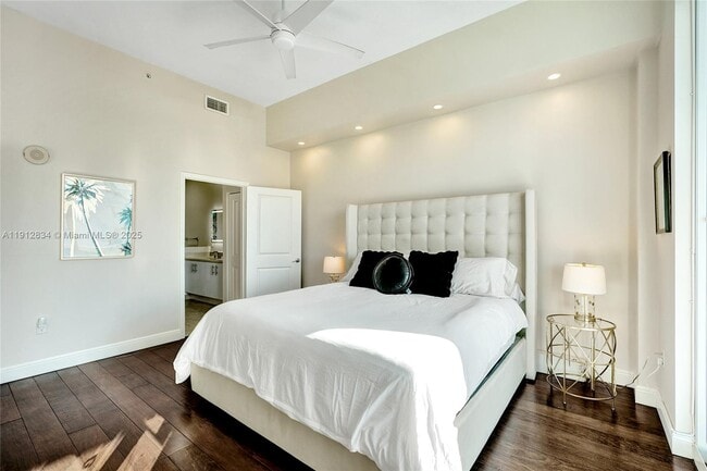 Building Photo - 7910 Harbor Island Dr