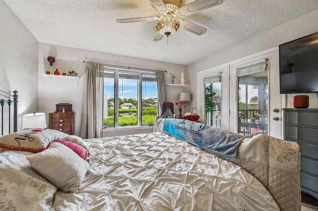 Building Photo - "Charming 3-Bed, 2-Bath Oasis at 1011a Sou...