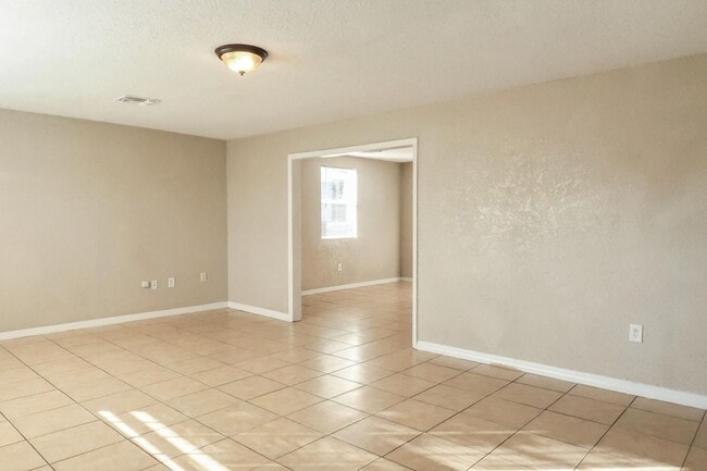 Building Photo - 3 Bedroom, 1 Bathroom Home for Rent in Tampa!