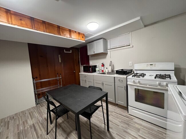 Kitchen - 1532 Winford Rd