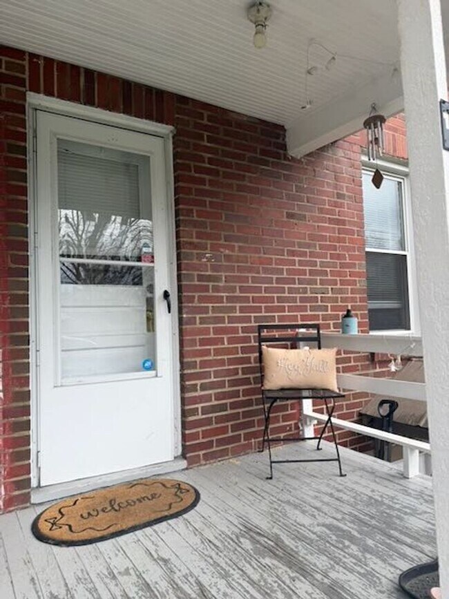 Building Photo - 4 Bedroom Townhome Across Street from JMU