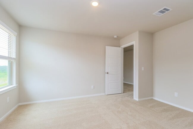 Building Photo - 567 Dalloway St