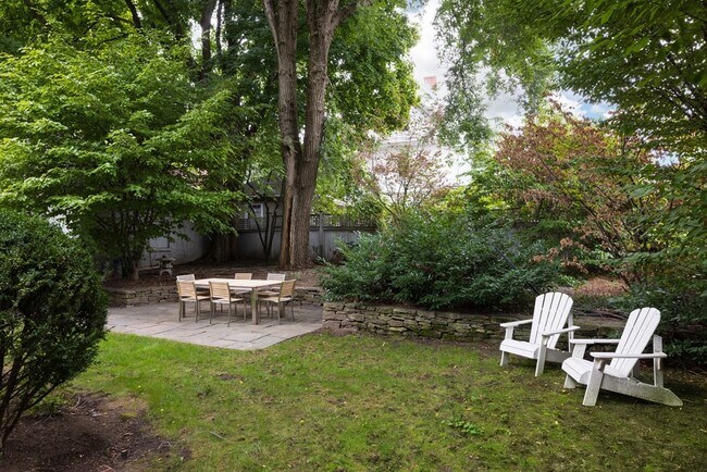 Building Photo - 17 Willow St