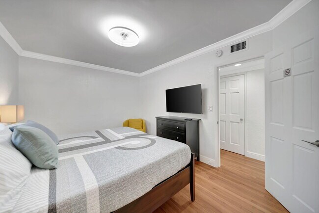 Building Photo - 2724 NE 14th St