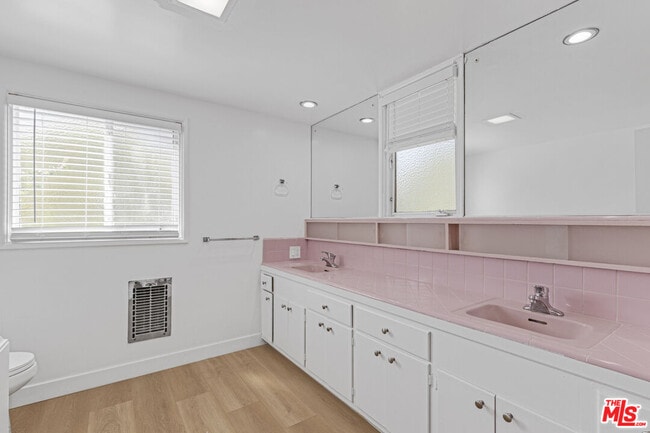 Building Photo - 2332 Hillhurst Ave