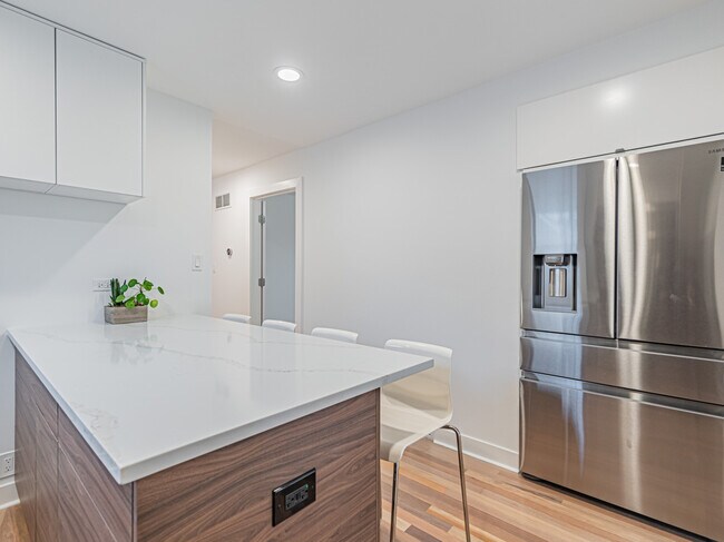 Building Photo - 7107 N Melvina Ave