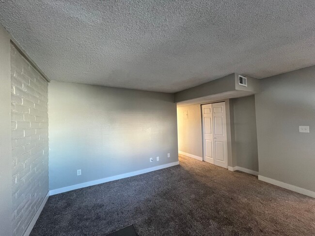 Building Photo - 3 Bedroom 2 Bathroom Condo Near Leetsdale ...